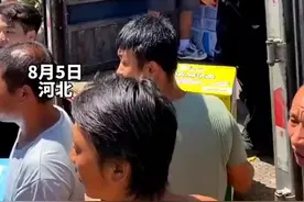 王宝强带领六卡车救援物资驰援河北，物资运达后又亲自发放，网友:艺人的榜样！图片