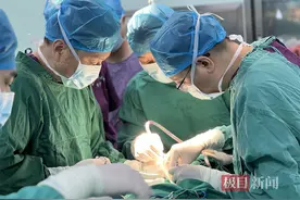 男子胀成“气球人”危及生命，医护帮他“排气”转危为安图片