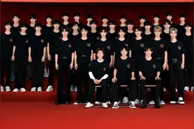 时代峰峻晒四代同框合照，TFBOYS坐前排C位图片