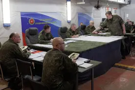 俄防长绍伊古查看缴获的CV-90战车，系瑞典援乌最先进武器图片