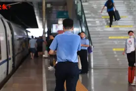 高温下的坚守丨在最繁忙的站台，近百名客运员每天“蒸”着接送列车和旅客图片