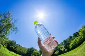 夏季车内被暴晒的矿泉水有毒？上海市消保委测试了一下图片