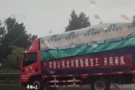 网友偶遇王宝强带队驰援河北 亲力亲为派发物资获赞图片