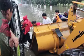 北京公交全力转运河北涿州暴雨受困村民图片