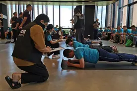 “战FUN宝山”战犹酣！“高新杯”宝山区平板支撑大赛举行图片