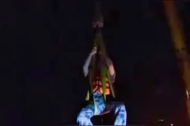 浏阳援冀救援队奋战8小时 用吊车成功解救14名群众和13头奶牛图片