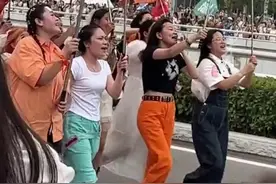 TFBOYS粉丝高举应援旗游街，官方后援会发文呼吁：不要挥旗！有序撤离图片