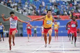 成都大运会|中国男子4X100米接力队 千分之六秒逆转夺冠！图片