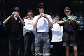 黄牛票炒到200万，TFBOYS十周年开唱，时代峰峻的“钱途”藏在一张合影里图片
