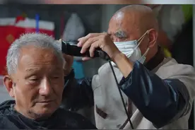 “现在不流行了” 老剃头匠50年传统手艺面临失传图片