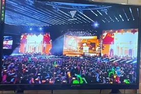 TFBOYS演唱会《青春修炼手册》开场“爷青回”，易烊千玺服装与王俊凯、王源不同图片