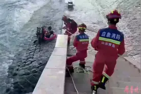 果然视频|一男子海边游泳遇险，消防员施救多次被海浪拍倒……图片