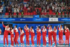 （成都大运会）中国队连下三局战胜日本队夺得女排冠军图片