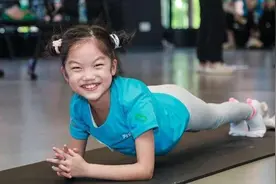 迎接全民健身日，64岁女士平板支撑64分钟夺冠，宝山这场健身大赛吸引眼球图片