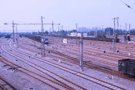 你见过吗？火车还能倒着开！图片