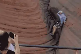 游客翻越围栏踩丹霞地貌拍照，最新通报：对相关行为人进行追查！图片