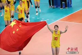 中国队战胜日本队夺得成都大运会女排冠军图片