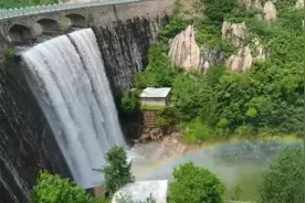 济南黄巢水库溢洪 “瀑布”飞挂彩虹映衬图片