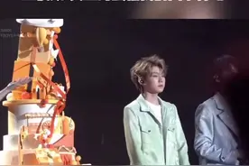 TFBOYS十周年演唱会，10周年蛋糕突然倒塌，王源高情商救场完美衔接，王俊凯:真正的蛋糕我们回家再吃图片
