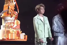 TFBOYS十周年演唱会，10周年蛋糕突然倒塌，王源高情商救场完美衔接，王俊凯:真正的蛋糕我们回家再吃图片