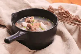 为什么排骨焯水后变得又腥又柴？看大厨操作才知道，原来用错水了！图片