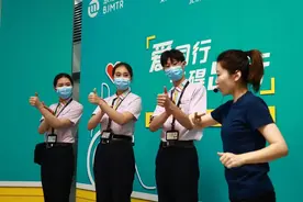 升级无障碍标识、设施  京港地铁打造“无忧”出行环境图片