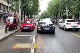 停车入位挡板升起 西安启用193个“地面智慧停车位”图片