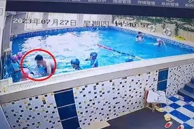 监控曝光！幼儿园女童头部多次被强摁水中惩戒图片