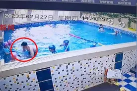 幼儿园女童被男教练多次拉拽，在泳池里强行按头惩戒？园方回应图片