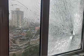 9层阳台玻璃接连遭弹珠击碎！谁干的？警方已介入调查图片