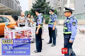 路遇残疾人摆摊，城管主动爱心帮扶图片