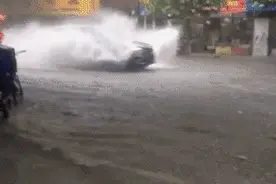 雨天在路上“开船”，还溅起高高浪花，你被蜀黍“关注了”｜夏季交通安全整治行动图片