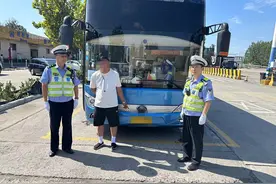 准驾不符还载客，大巴车司机被处罚图片