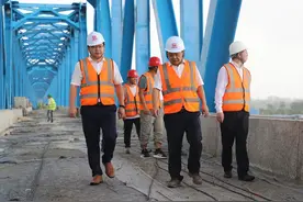 “希望之路”建桥人图片