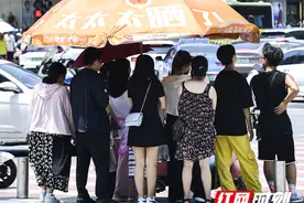 街拍长沙丨炙热之时，冷不丁来个瓢泼大雨图片