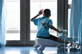 “扭扭车男孩”康复记图片