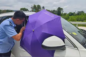 粗心车主忘关车窗离开，交警化身“看车员”图片