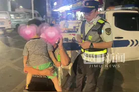 4岁男童晚上走失，武汉城管帮助他回到亲人怀抱图片