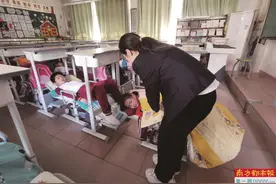 告别午休“趴着睡” 调整桌椅“躺着睡”图片