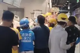 “秋天第一杯奶茶”让商家爆单，外卖骑手吐槽等待太久，双方发生冲突视频封面
