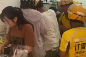 “秋天的第一杯奶茶”又火了，外卖小哥已攻占奶茶店后厨，奶茶店：一杯要等两个小时，“做不完，根本做不完”图片