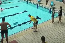 恶心！室内游泳池发现大便，场馆回应：已联系派出所图片