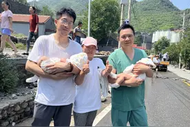 双胞胎婴儿在洪水中脱险 两个医生奶爸扛起“全村的希望”图片