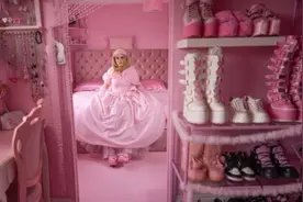 英国一芭比迷只穿粉色衣服 收藏100多个芭比娃娃图片