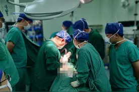 大叔超怕热，连冬天都要吹电扇，竟是这里受损伤导致图片