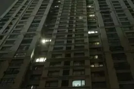 男子一怒之下从21楼扔下显示器，所幸没有砸到人图片