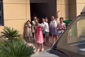 工厂允许职工带孩子上班， 还给孩子们请了辅导老师， 员工子女们看到老板后热情打招呼图片