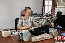 兰州黄河石艺画爱好者：巧借奇石纹路绘丝路美景 赋予石头“新温度”图片