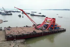 造价2300万！长江湖北段首艘千吨起重船今日下水！船主竟然是……图片