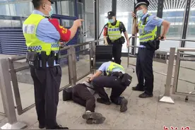 旅客乘车时突发心脏病晕倒 佛山铁警紧急救助图片